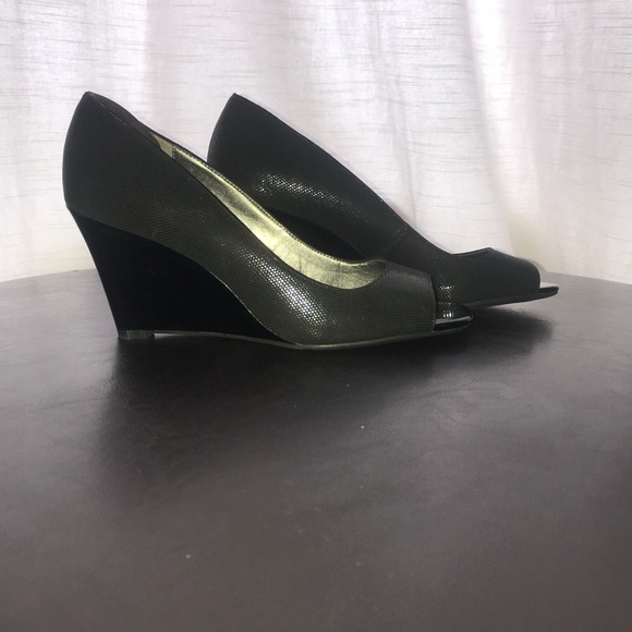 bandolino peep toe wedge
